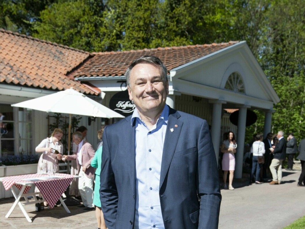 Borgholms kommunalråd Ilko Corkovic framför Sollidens trevliga servering Kaffetorpet. Borgholms kommunalråd Ilko Corkovic.