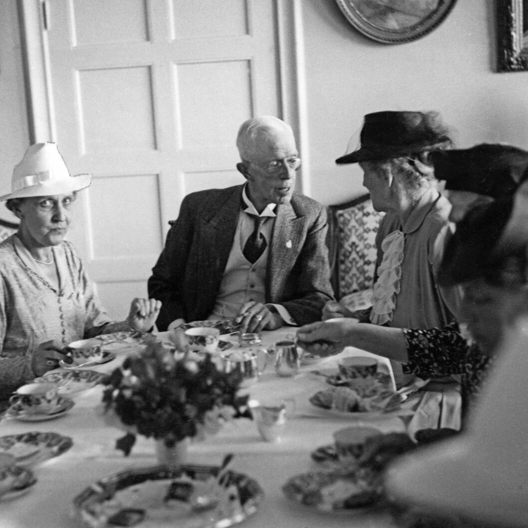 Gustaf V bjuder på kaffe i salongen på Solldien slott, 1942. Till höger om kungen ser vi vilohemmets föreståndarinna fru Löthner. Gustaf V bjuder på kaffe i salongen på Solldien slott, 1942.