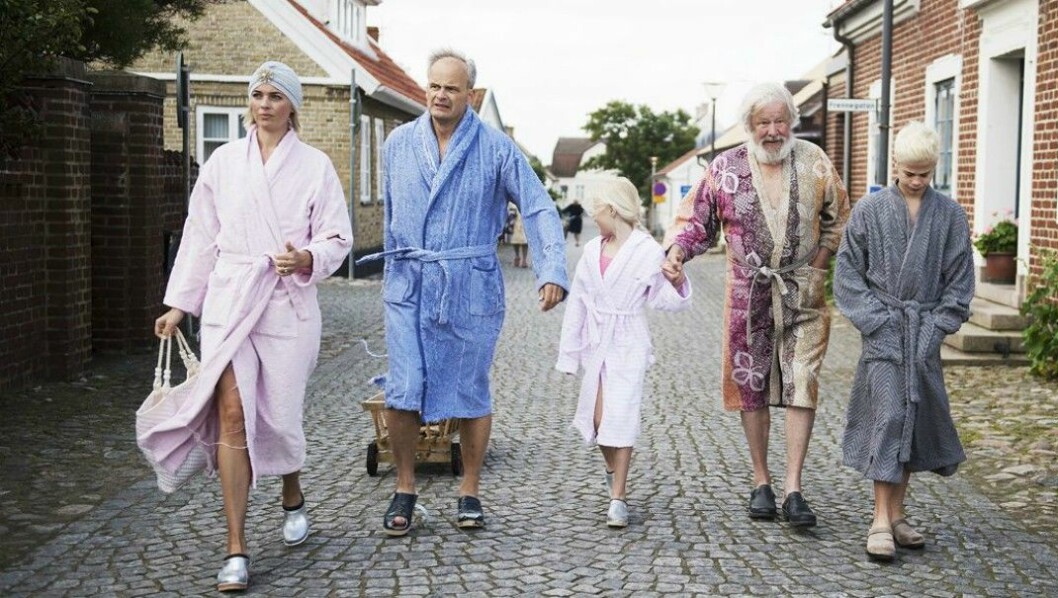 I nya Solsidan-filmen besöker familjen Schiller Torekov.