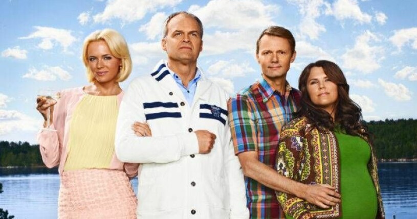 Solsidan har blivit en hejdundrande succé. Såväl Felix Herngren som storebrodern Måns Herngren har jobbat med produktionen. På bilden: Josephine Bornebusch som Mickan, Johan Rheborg som Fredde, Felix Herngren som Alex och Mia Skäringer som Anna.