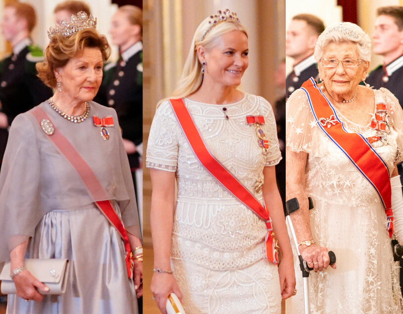 De kungliga damernas klänningar: Drottning Sonja i silvergrått, Mette-Marit i vita broderier och kung Haralds syster prinsessan Astrid i aprikosrosa tyll. Drottning Sonja Kronprinsessan Mette-Marit Prinsessan Astrid