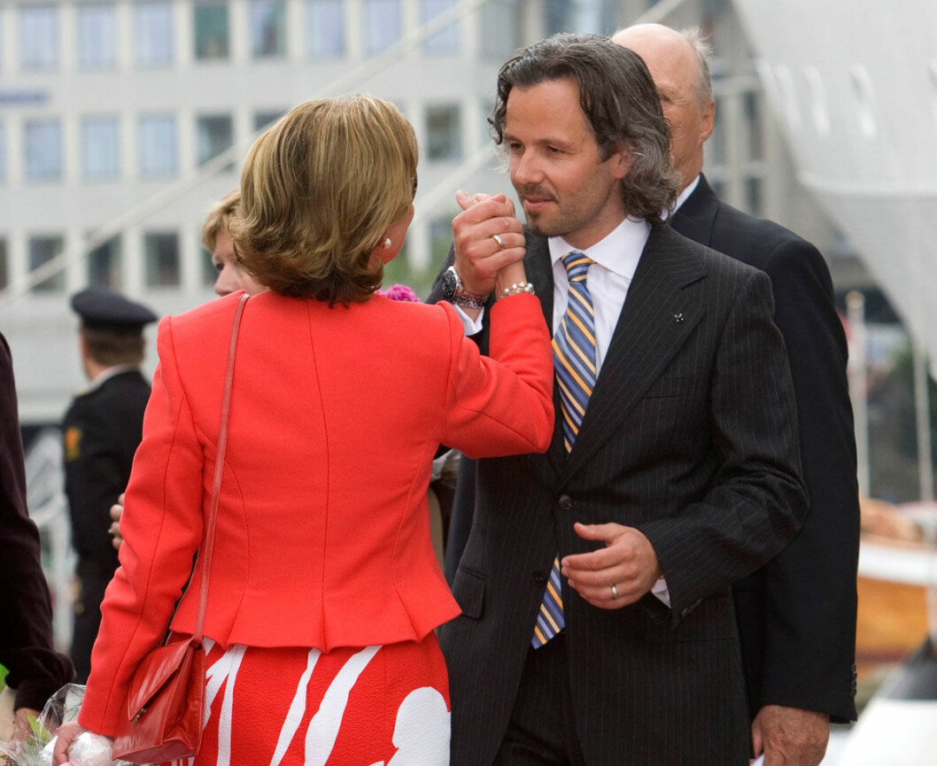 Ari Behn med drottning Sonja. Ari Behn med drottning Sonja.