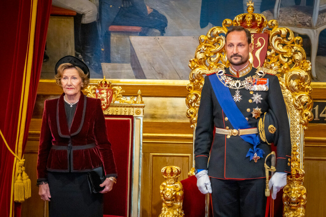 Ensamma på podiet. Kung Harald uteblev – för första gången på 30 år. Och det var sjukdomen som stoppade honom. Kronprins Haakon och drottning Sonja i Stortinget.