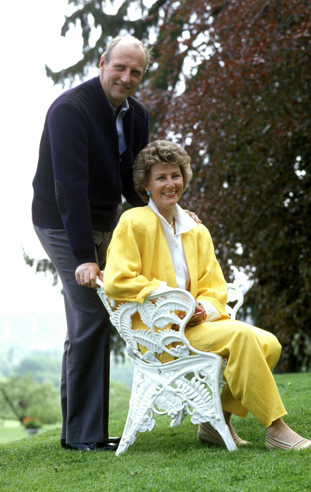 En härlig sommarbild på paret från 1987! Kung Harald och drottning Sonja på Skaugum