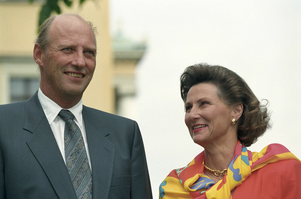 Harald och Sonja, fotograferade i slottsparken 1993. Harald och Sonja, fotograferade i slottsparken 1993.