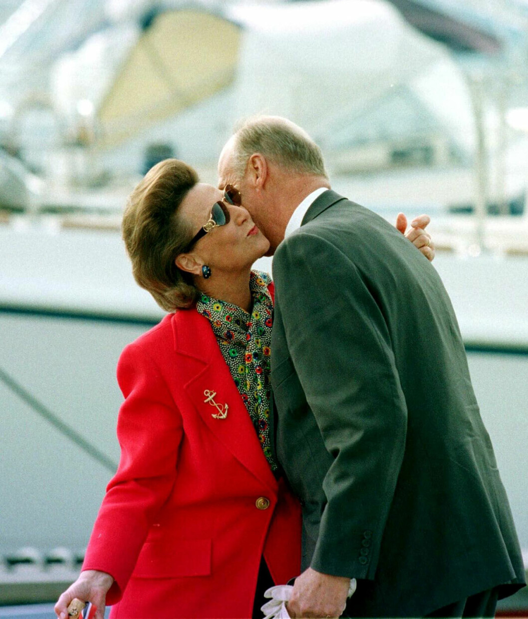 Sonja önskar sin make lycka till när han ska åka iväg med sin nya båt, 1997. Sonja önskar sin make lycka till när han ska åka iväg med sin nya båt, 1997.