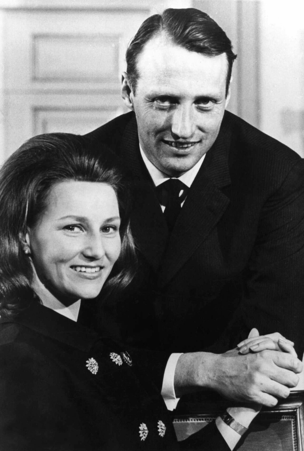 Harald kämpade verkligen för sin Sonja och han var en av de första tronarvingarna att få gifta sig av kärlek. På det viset kan man faktiskt säga att han banade väg för kronprinsessan Victoria och prins Daniel, 40 år senare. Kung Harald kämpade verkligen för sin Sonja och han var en av de första tronarvingarna att få gifta sig av kärlek. På det viset kan man faktiskt säga att han banade väg för kronprinsessan Victoria och prins Daniel, 40 år senare.