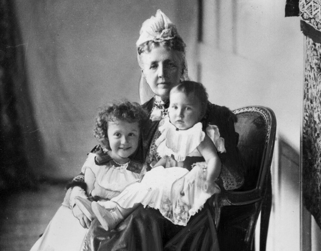 Drottning Sophia (1836-1913) med sina barnbarn, prinsessorna Märta och Margaretha. Drottning Sophia med sina barnbarn, prinsessorna Märta och Margaretha.