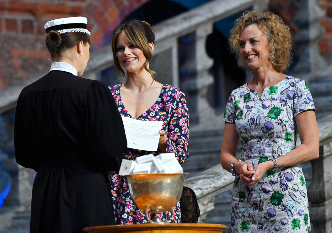 Prinsessan Sofia delar ut broscher med Sophiahemmets rektor Johanna Adami, juni 2019. prinsessan sofia sophiahemmet