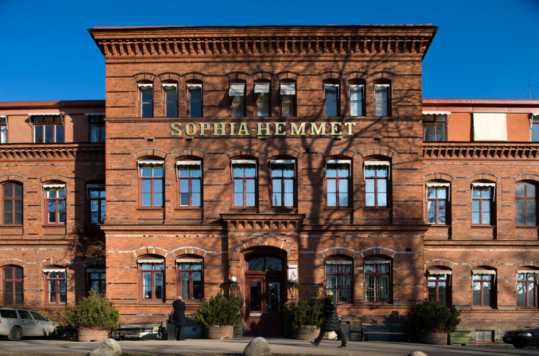 Sophiahemmet grundades av kungens farfars farmor drottning Sofia. Här har det bedrivits sjukvård i 131 år. Sophiahemmet på Valhallavägen i Stockholm.