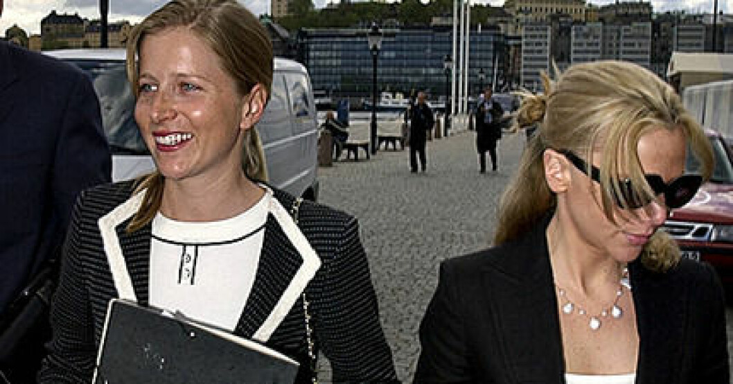 Cristina och Sophie Stenbeck (till höger) på väg till ett möte 2004. Cristina och Sophie Stenbeck (till höger) på väg till ett möte 2004.