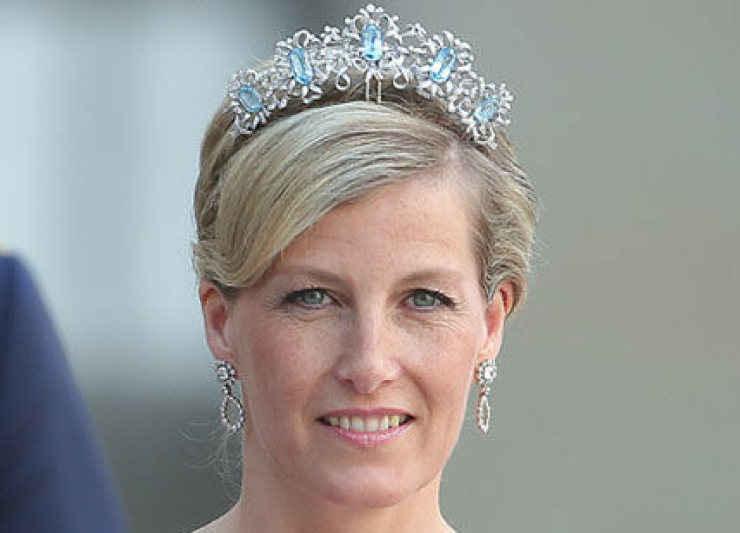Grevinnan Sophie av Wessex bar det vackra, kungliga Aquamarin-diademet.