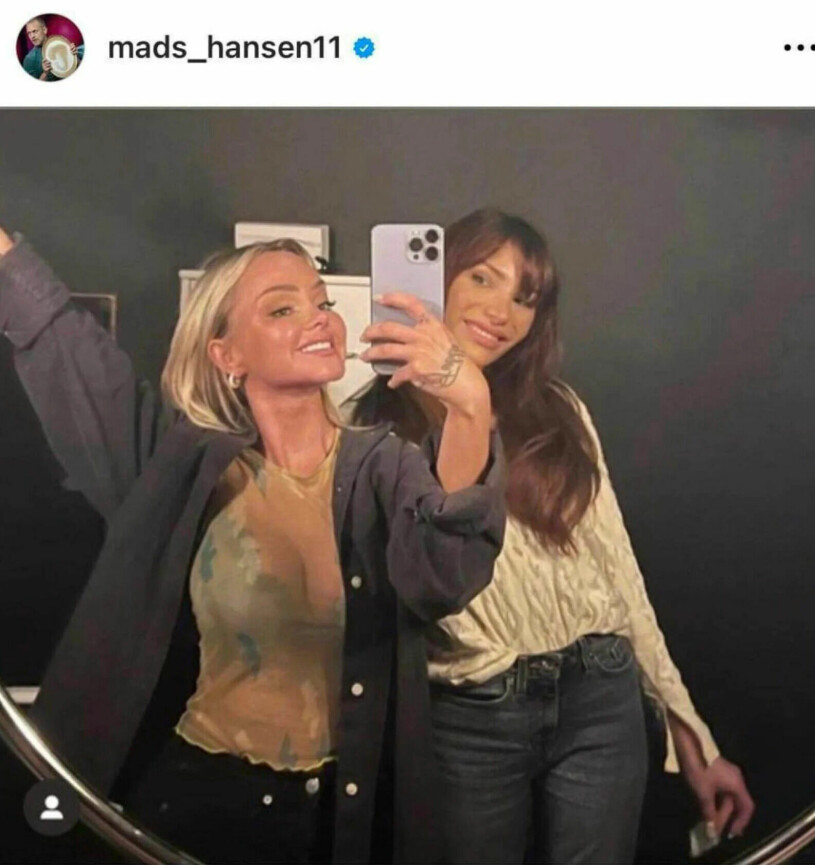 Influencern Sophie Elise, till vänster, publicerade en bild där Nora Haukland håller en påse med vitt innehåll i. Influencervännerna Sophie Elice och Nora
