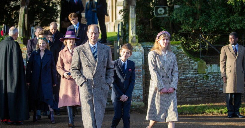 Sophie och Edward med barnen lady Louise och lord James, som tog en julpromenad med William, Kate, George, Charlotte och Louis. Men nio personer från två hushåll är inte tillåtet.