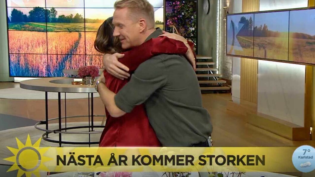 Och vilken härlig kram det blev sen – när Jesper Börjesson gratulerade kollegan Soraya Lavasani Jesper Börjesson gratulerar Soraya Lavasani i Nyhetsmorgon