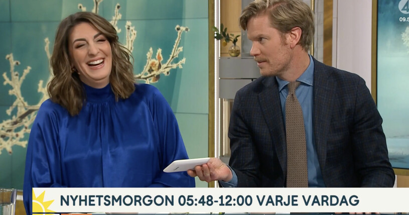 Soraya Lavasani får en miniräknare i skojig födelsedagspresent av parhästen Martin Järborg. Soraya Lavasani och Martin Järborg skämtar med varandra i Nyhetsmorgon