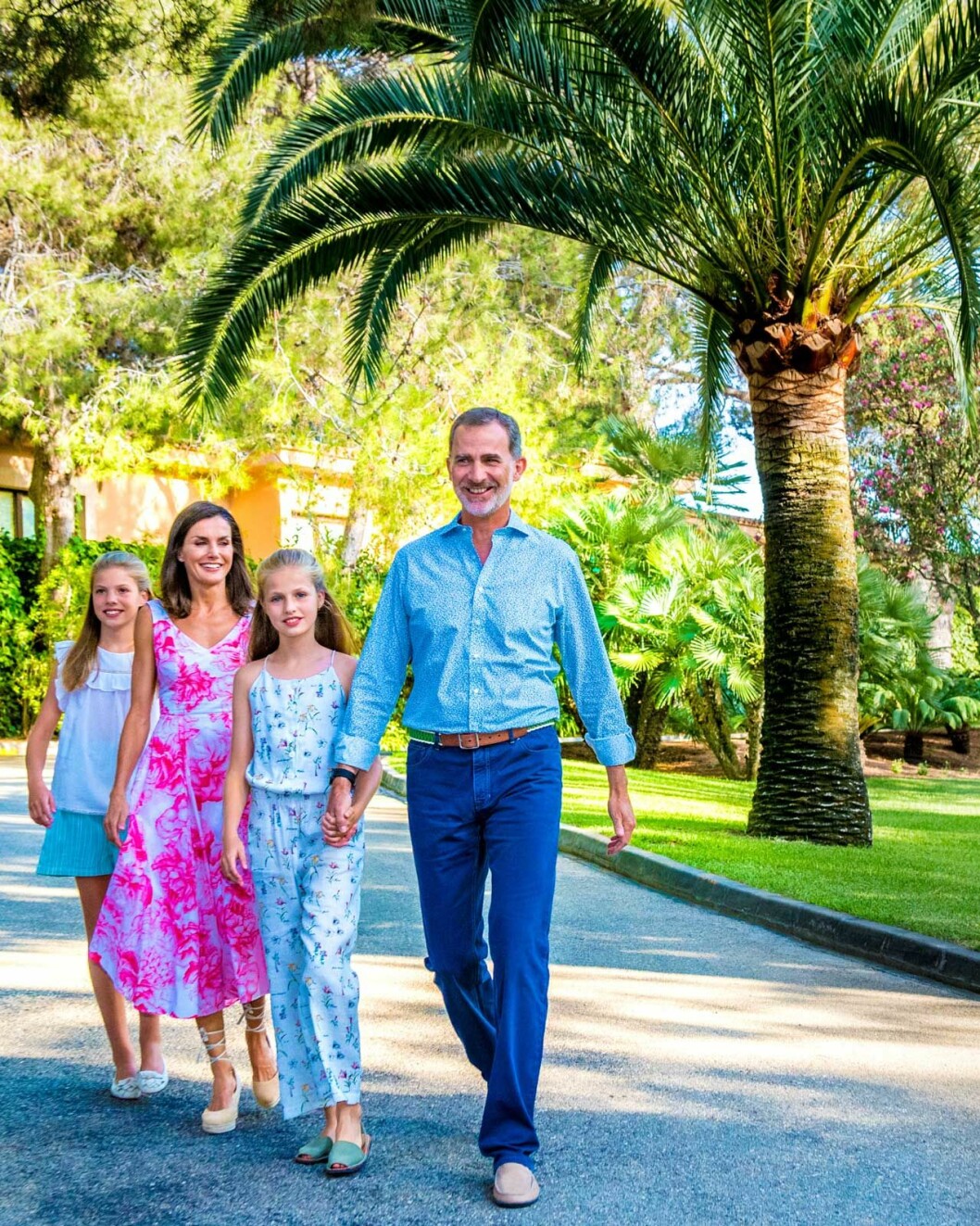Kung Felipe och drottning Letizia med sina barn Sofia och Leonor. Spanska kungafamiljen