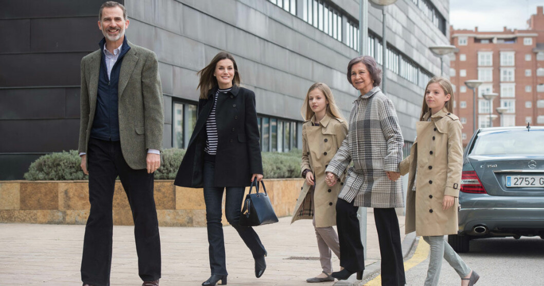 Kung Felipe, drottning Letizia och barnen prinsessorna Leonor och Sofia med den forna drottningen Sofia på väg till Juan Carlos. Kung Felipe, drottning Letizia, prinsessan Leonor, prinsessan Sofia, drottning Sofia
