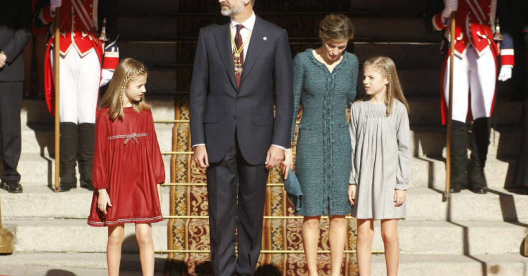 God jul önskar spanska kungafamiljen - se nya bilden på prinsessorna