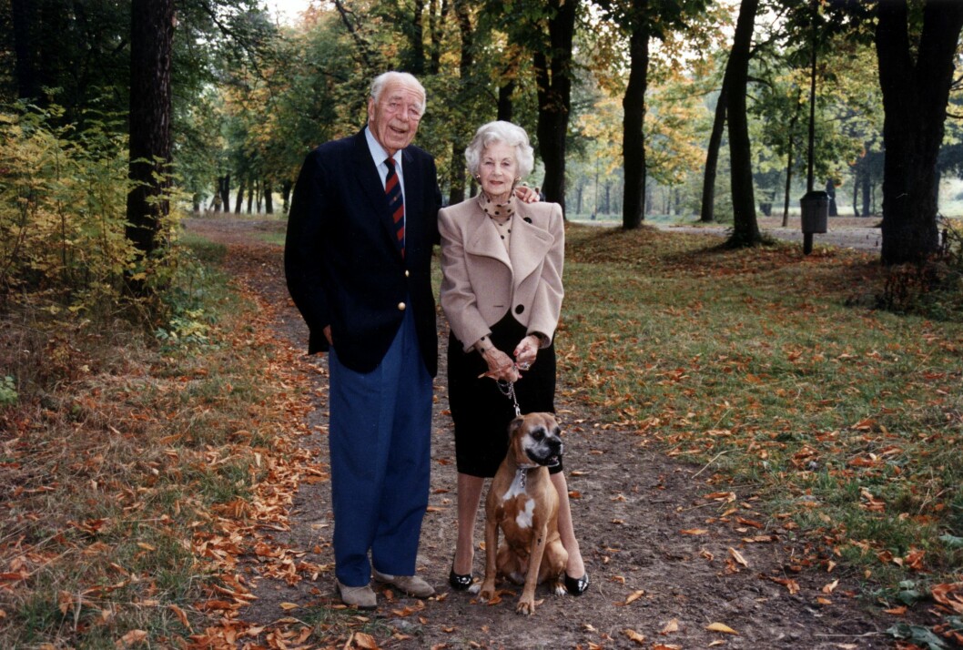 PRINSESSAN LILIAN FYLLER 90 R Bilden: ARKIV 1993 - Prinsessan Lilian och Prins Bertil poserar bland hstlven tillsammans med sin hund. Foto: Bonnier Arkiv Kod: 3001 COPYRIGHT PRESSENS BILD