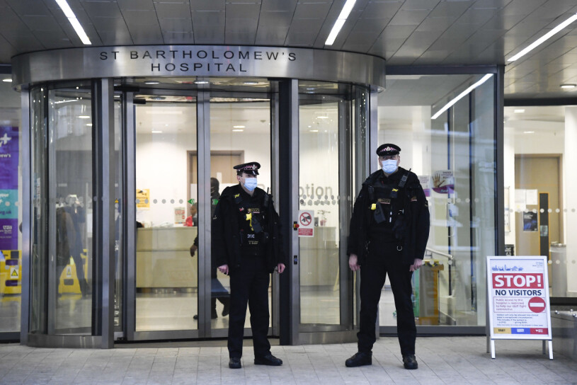 Polisbevakning utanför det sjukhus i London där prins Philip hjärtopererades igår. St Bartholomew Hospital London Prins Philip