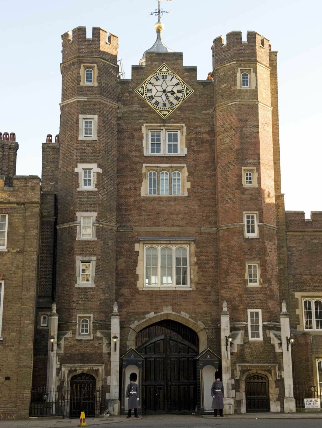 Prins Edward och Sophie kan man också hitta här i St James’s Palace just nu, de är nämligen evakuerade från Buckingham Palace på grund av renoveringen där. St James's Palace i London.