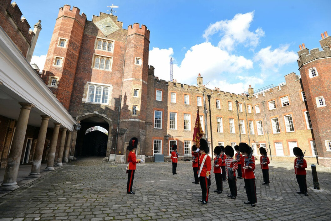 Här, i St James Palace, kommer Louis att döpas den 9 juli. Här, i St James Palace, kommer Louis att döpas den 9 juli.
