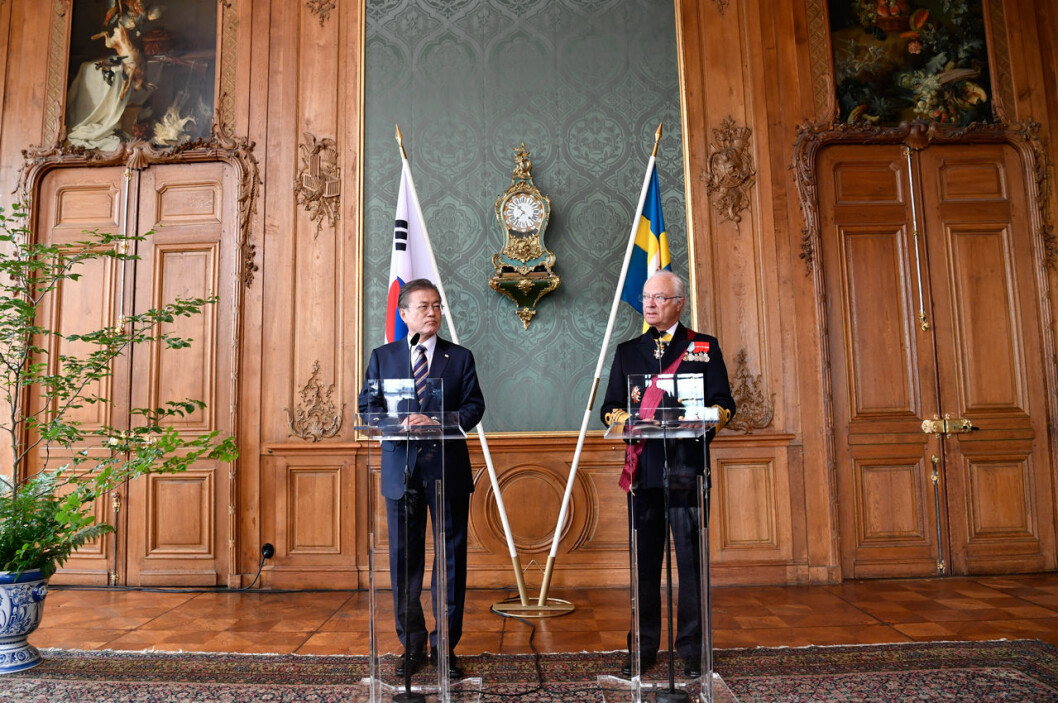 Högtidligt när kungen och Sydkoreas president Moon Jae-in gjorde sina pressuttalanden i Lovisa Ulrikas matsal. Kungen höll sitt tal på engelska och sedan översatte tolken till koreanska. Kungen och Sydkoreas president Moon Jae-in i Lovisa Ulrikas matsal på slottet.