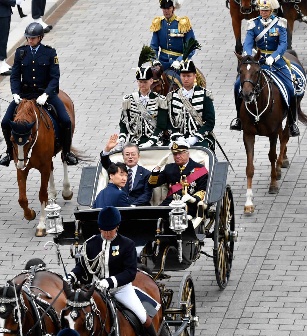 Kungliga Hovstallet bjöd som vanligt på en imponerande kortege. Och undrar du över mannen som gör kungen och president Moon Jae-in sällskap i i Karl XV:s paradkupé, så är det tolken! Kungen och president Moon Jae-in i kortegen, tillsammans med tolken.