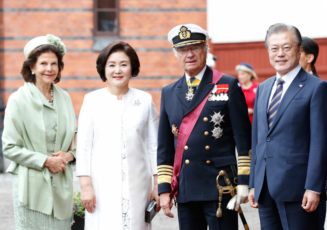 Hjärtligt när kungaparet tog emot sina gäster vid Hovstallet. Kungen bär stor amiralsuniform och drottning Silvia matchar i pillerburk och pistagegrön dräkt. Kungaparet tog emot Sydkoreas presidentpar vid Hovstallet.
