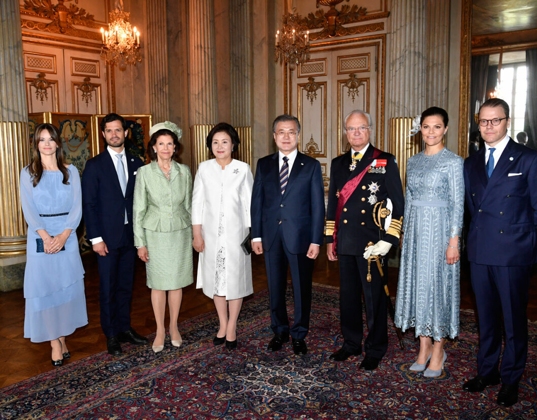 Kungafamiljen tillsammans med Sydkoreas presidentpar. Kungafamiljen tillsammans med Sydkoreas presidentpar.