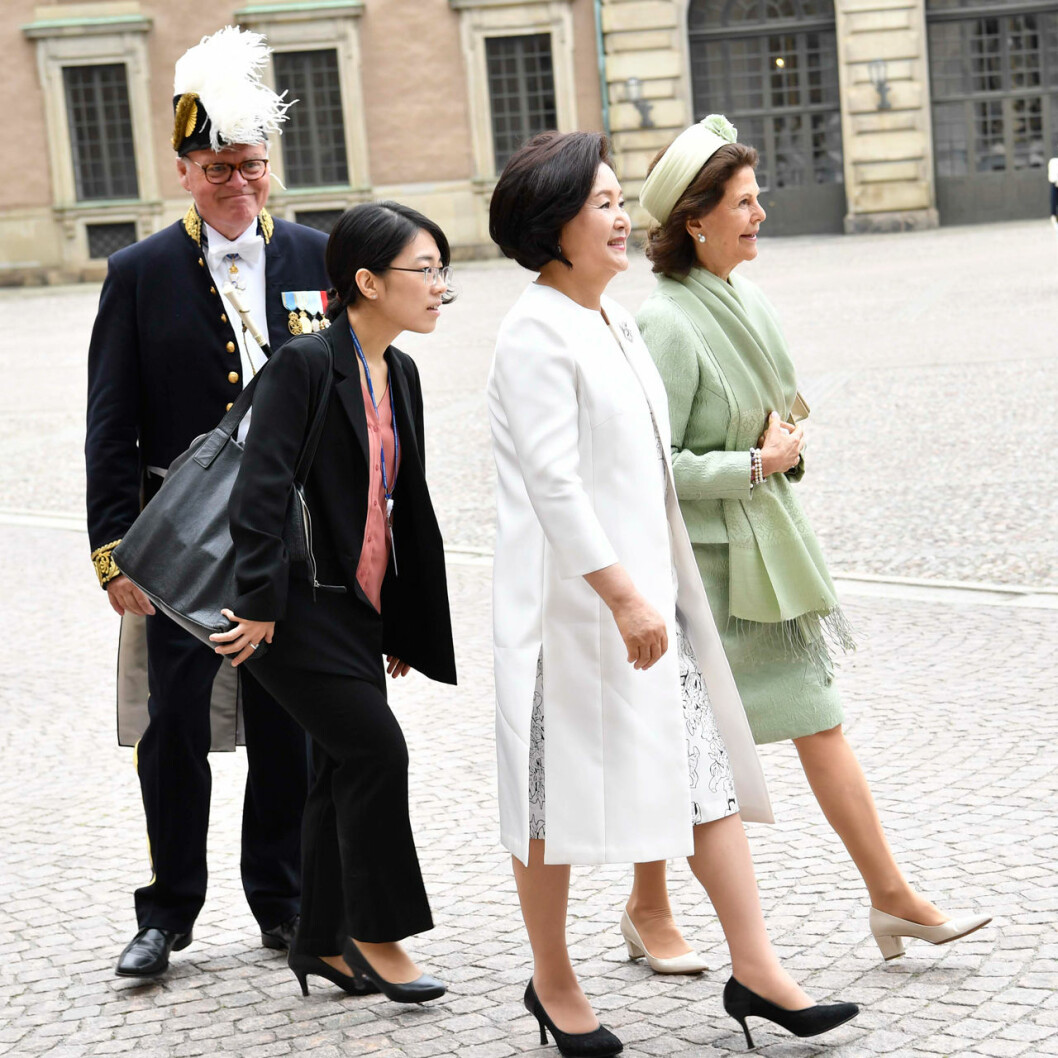 Drottning Silvia och Kim Jung-sook, bakom ser du tolken – och ceremonimästaren! Drottning Silvia och Kim Jung-sook på slottet under statsbesöket från Sydkorea.