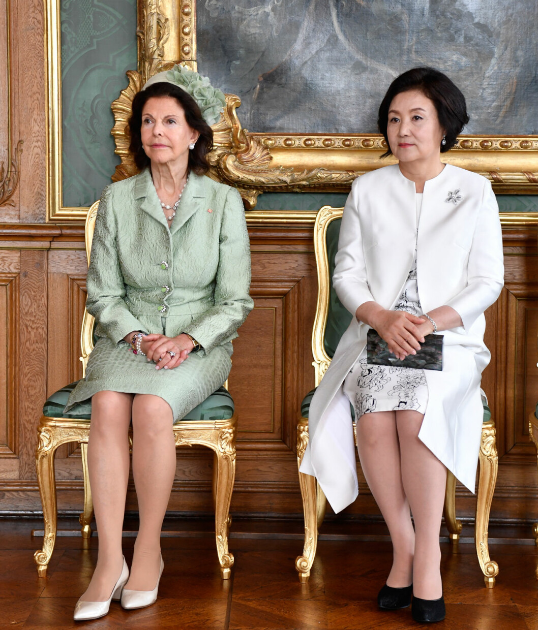 Drottningen och Sydkoreas First Lady lyssnar koncentrerat. Drottning Silvia och Kim Jung-sook på slottet under statsbesöket från Sydkorea.