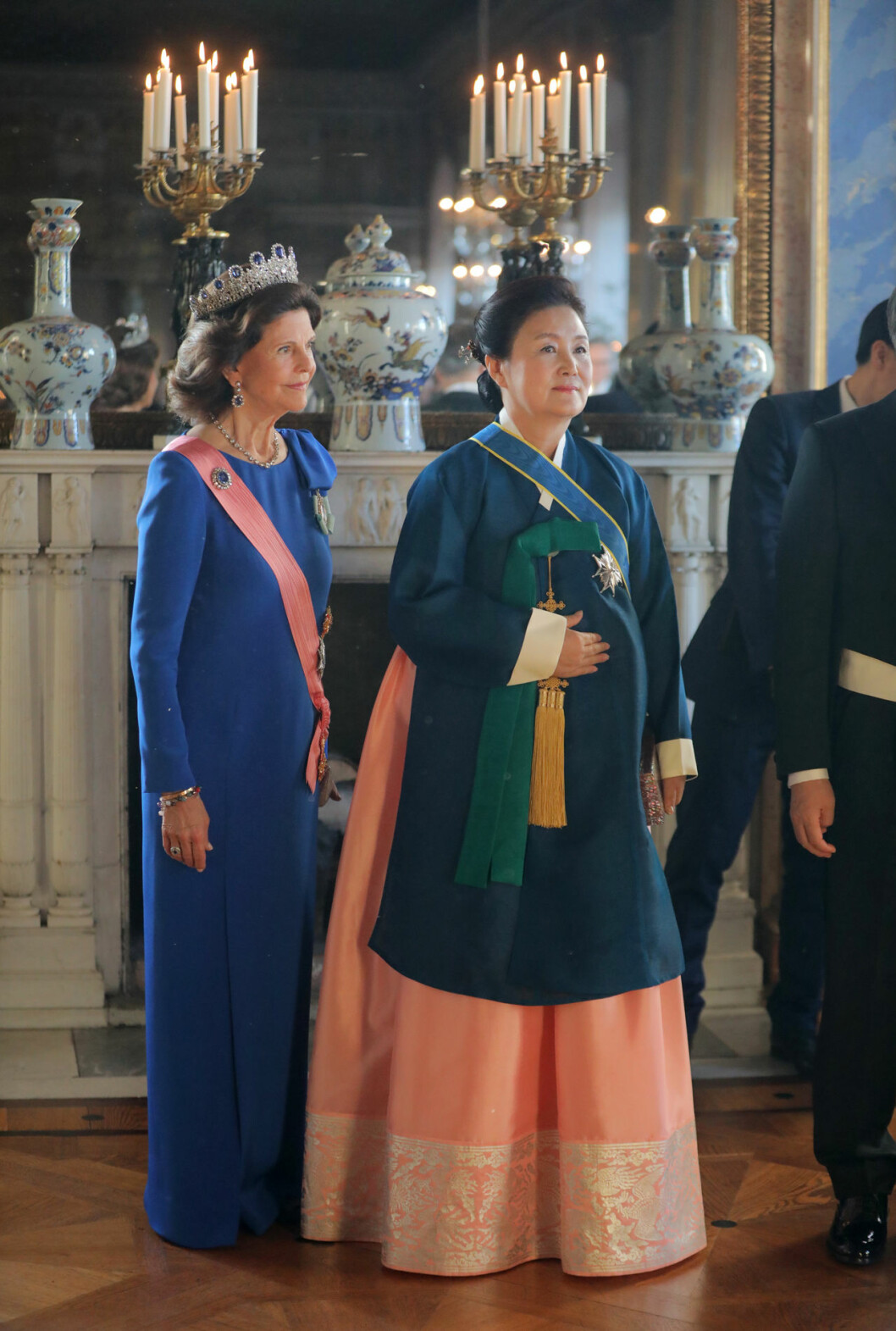 Drottningen med Kim Jung-sook. Drottningen med Sydkoreas första dam Kim Jung-sook.