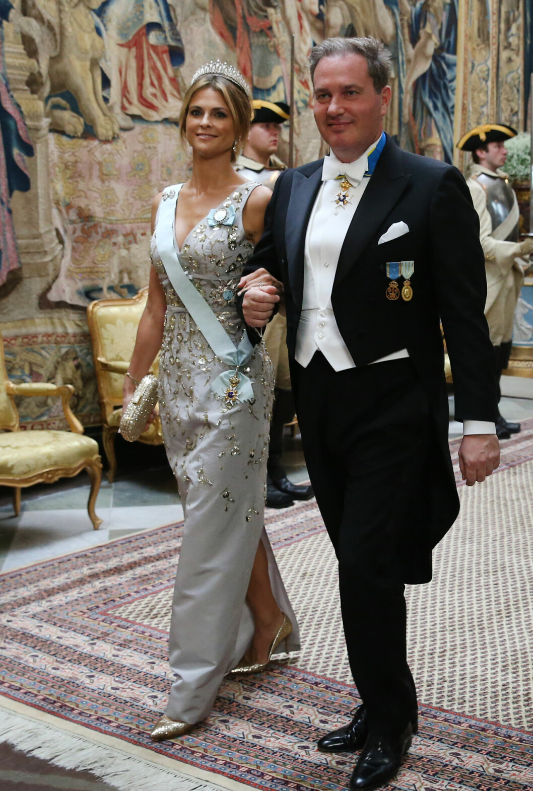 Guldpaljetterna och pärlorna fick prinsessan Madeleines silverfodral att skimra. Prinsessan Madeleine och Chris O'Neill vid galamiddagen för Sydkoreas president.