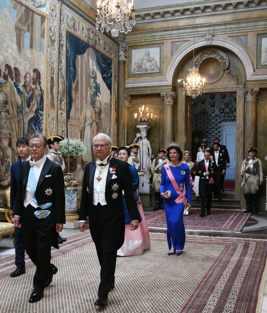Kungafamiljen anländer till galamiddagen på Stockholms slott.