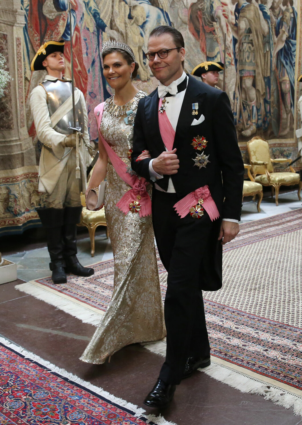 Kronprinsessans guldglänsande fodral kommer från brittiska designern Jenny Packham. Kronprinsessan Victoria och prins Daniel vid galamiddagen för Sydkoreas president.