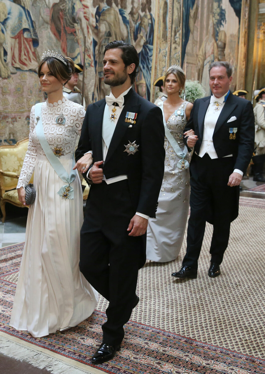 Prinsessan Sofia påminde om Snövit i sin vita klänning från Self-Portrait. Och om den verkar lite bekant så kan det bero på att hertiginnan Kate har en exakt likadan! Prinsessan Sofia (i vit klänning från Self-Portrait) och prins Carl Philip