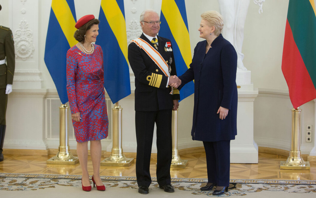 Kungaparet hälsar på president Dalia Grybauskaite vid statsbesöket i Litauen. Kungaparet hälsar på president Dalia Grybauskaite vid statsbesöket i Litauen.