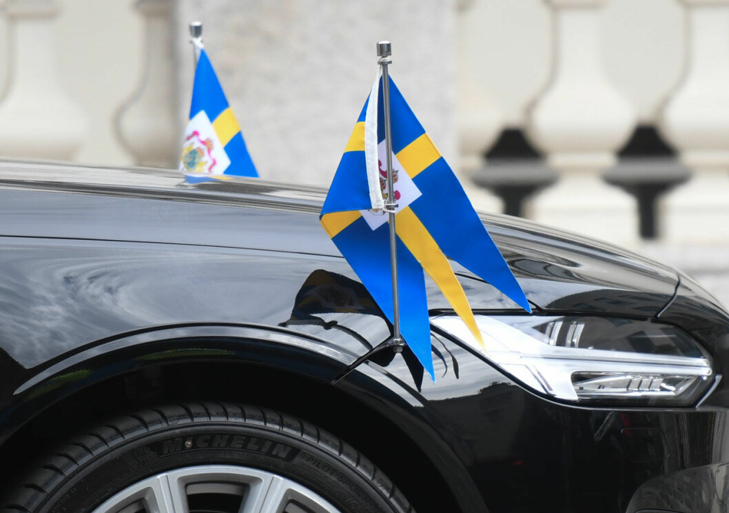 Här kommer statschefen. Kungens flaggprydda bil.