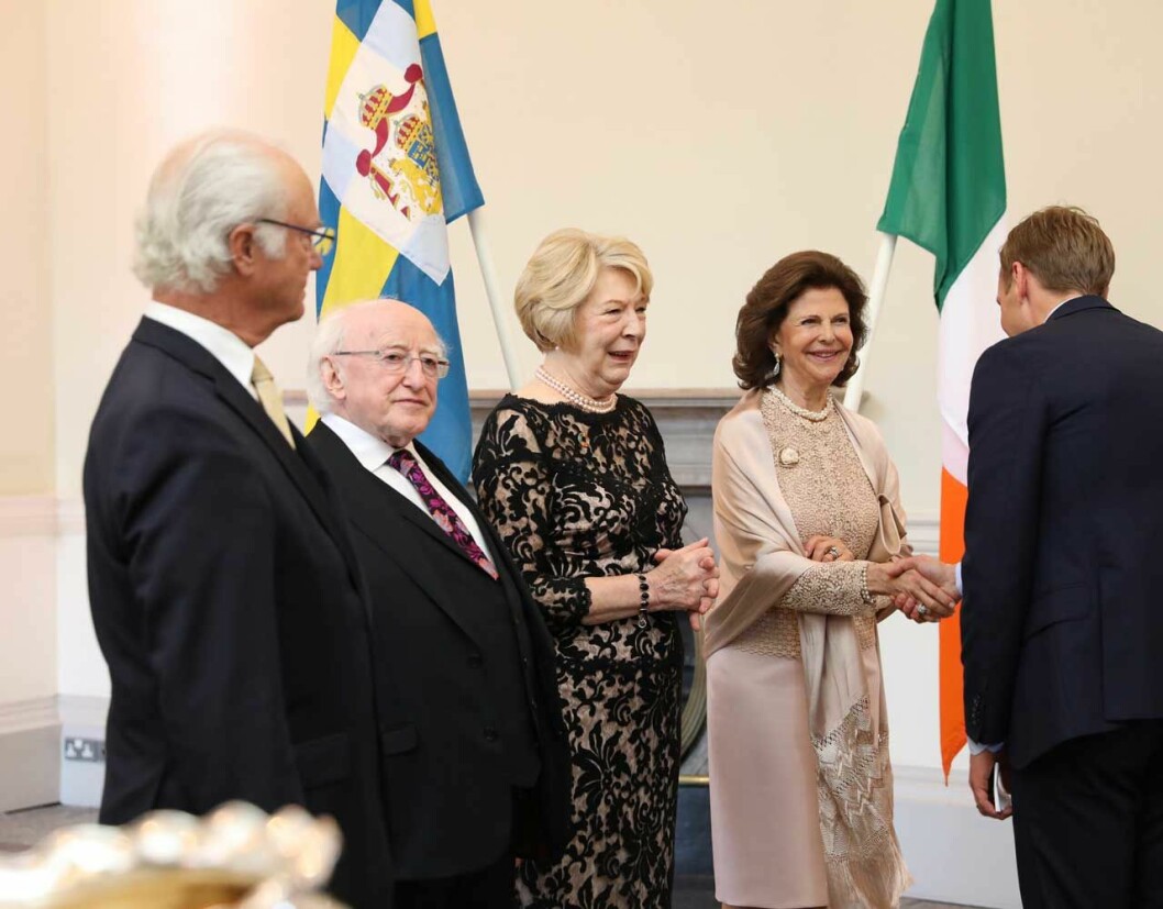 Kungaparet och presidentparet hälsar på gästerna. Kungaparet och presidentparet hälsar på gästerna under statsbesöket på Irland.