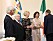 Kungaparet och presidentparet hälsar på gästerna under statsbesöket på Irland.