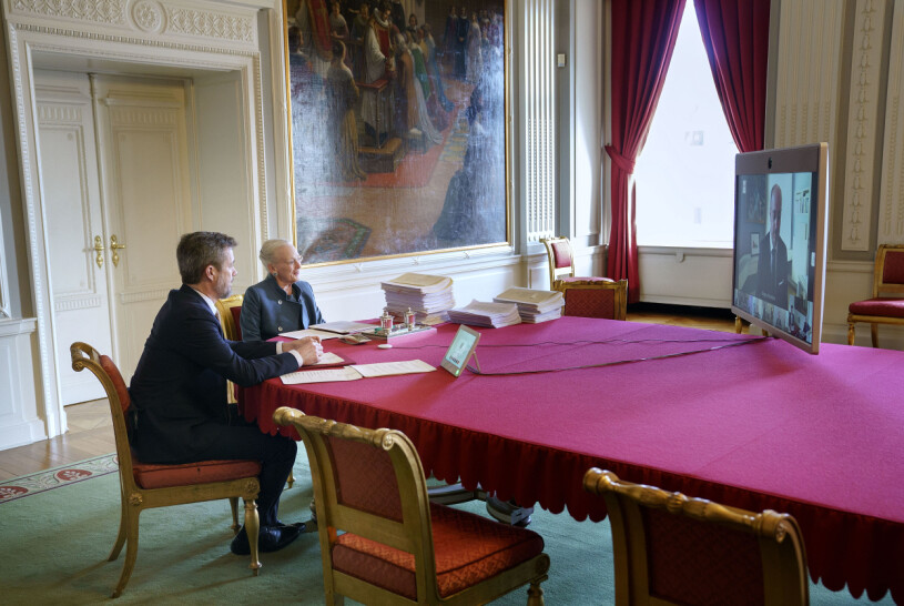 Drottning Margrethe och kronprins Frederik vid konseljen i tisdags.