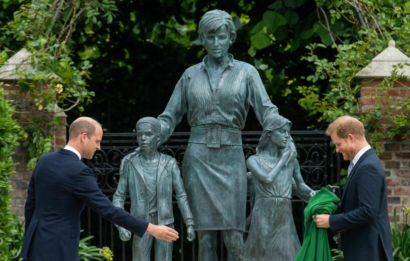 William och Harry avtäcker statyn av prinsessan Diana.