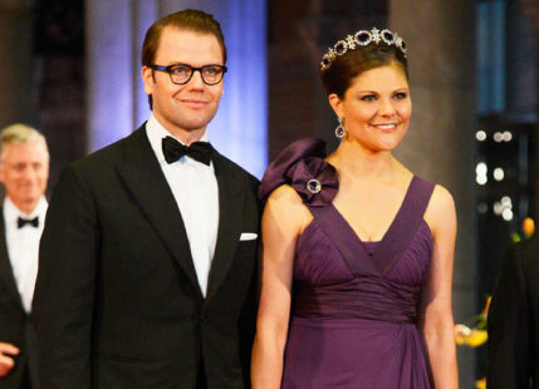 Prins Daniel och kronprinsessan Victoria i galafina kläder.