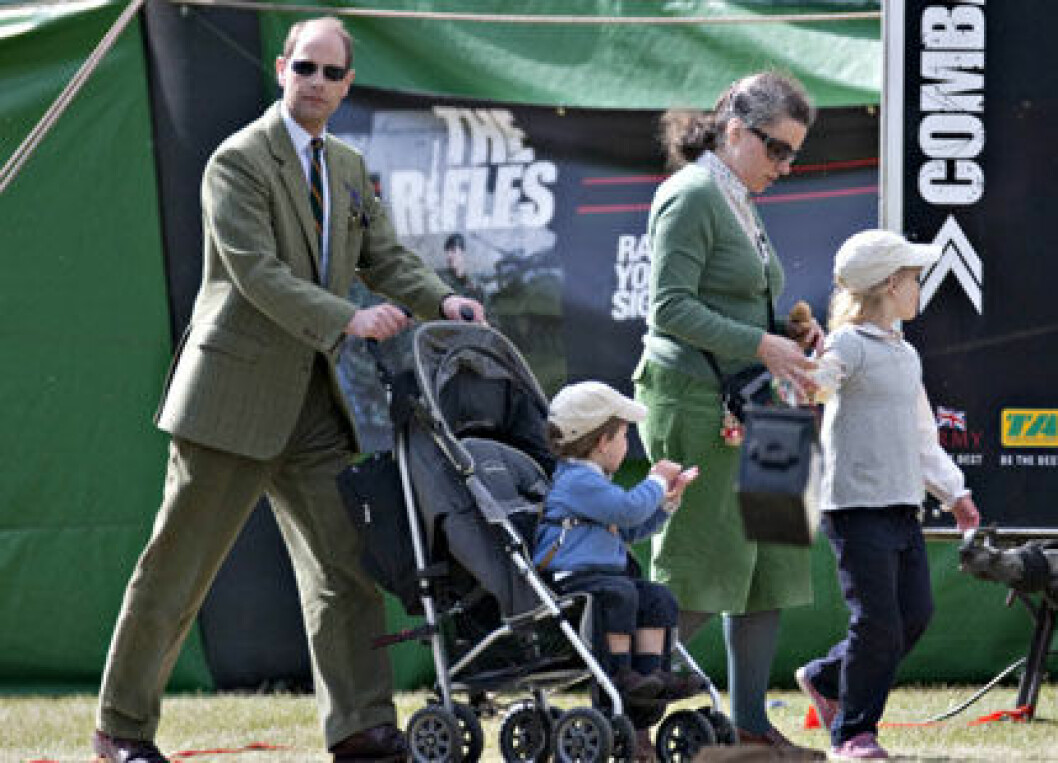 Prins Edward med sina barn, dottern Louise och donen James. Prins Edward med sina barn, dottern Louise och donen James.