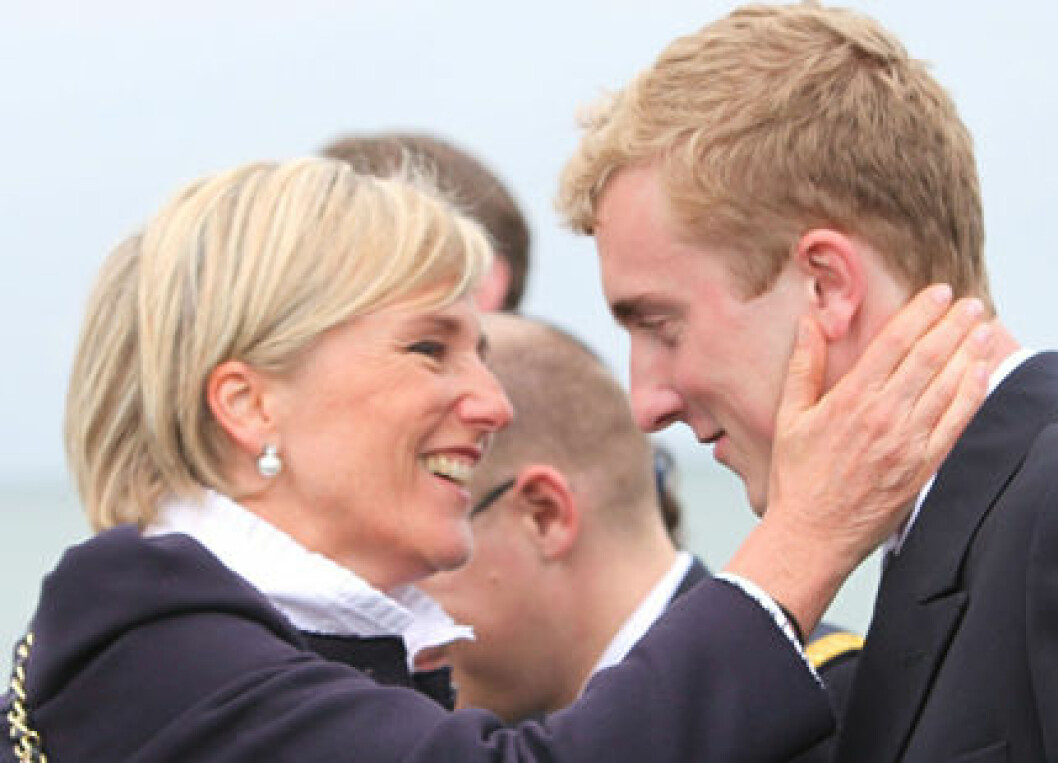Prinsessan Astrid klappar om sonen Joachim