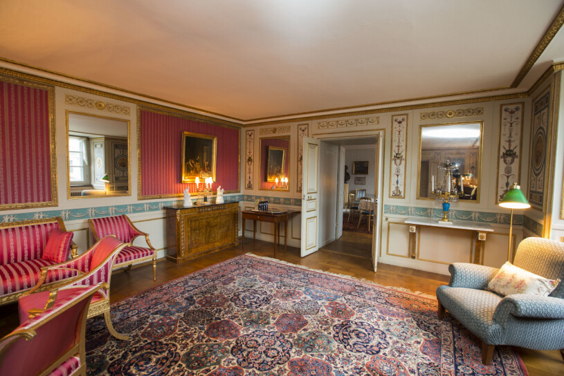 Sköna fåtöljer och pompejiröda väggar! Det är detta som väntar på Máxima och Willem-Alexander. Gästvåningen på Stockholms slott