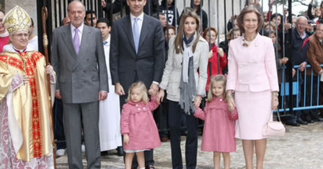 Kung Juan Carlos, drottning Sofia samt kronprins Felipe med familj. Kung Juan Carlos, drottning Sofia samt kronprins Felipe med familj.