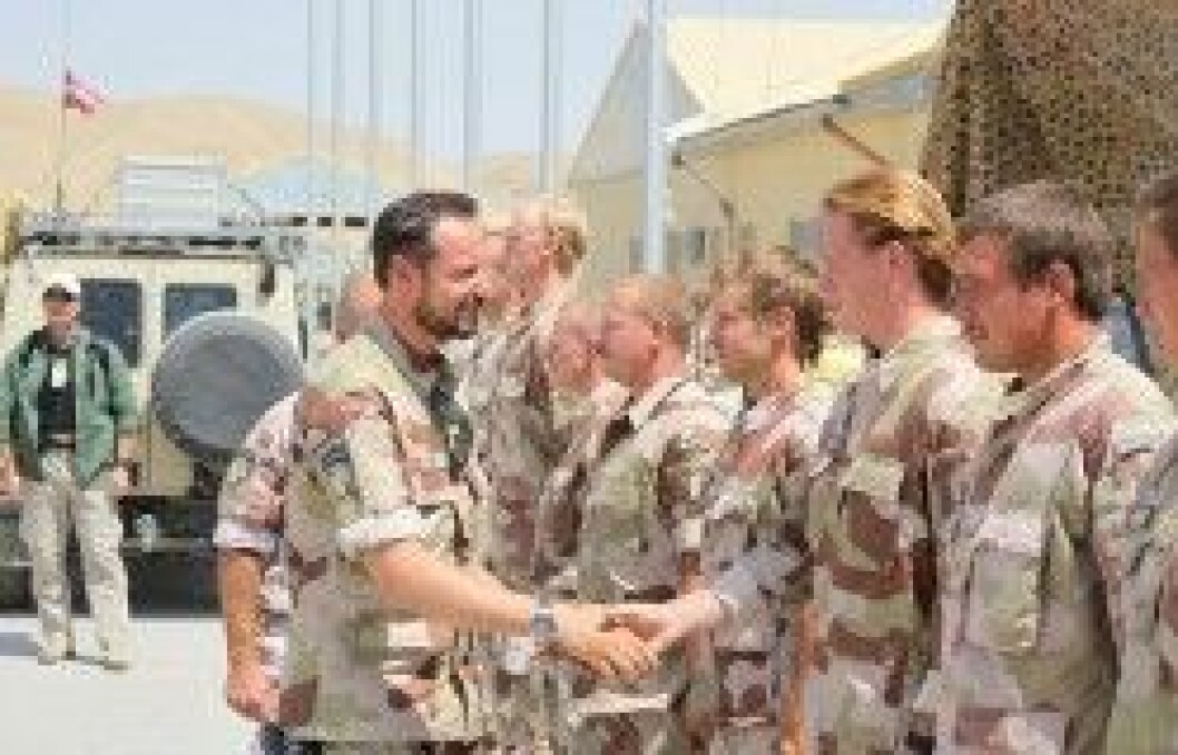 Kronprins Haakon hälsar på trupperna. Kronprins Haakon hälsar på trupperna.